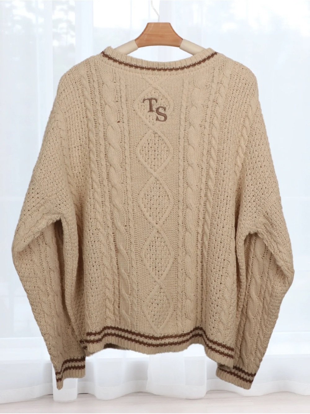 Taylor Swift Beige Cable Knit Cardigan - Picture 2 of 4